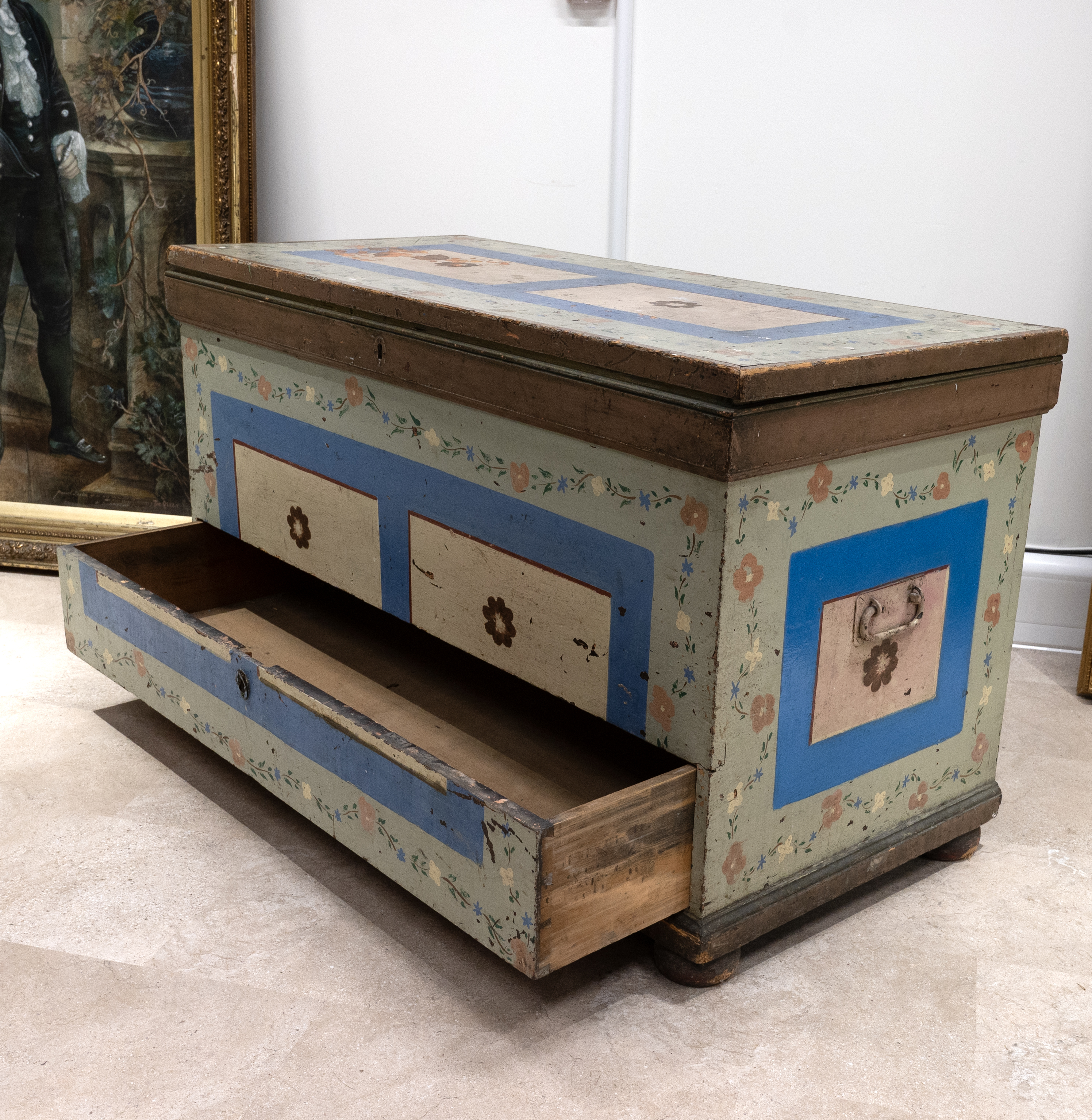 Large 19th century painted pine blanket box with original painted finish. Iron handles to side, s... - Image 5 of 6