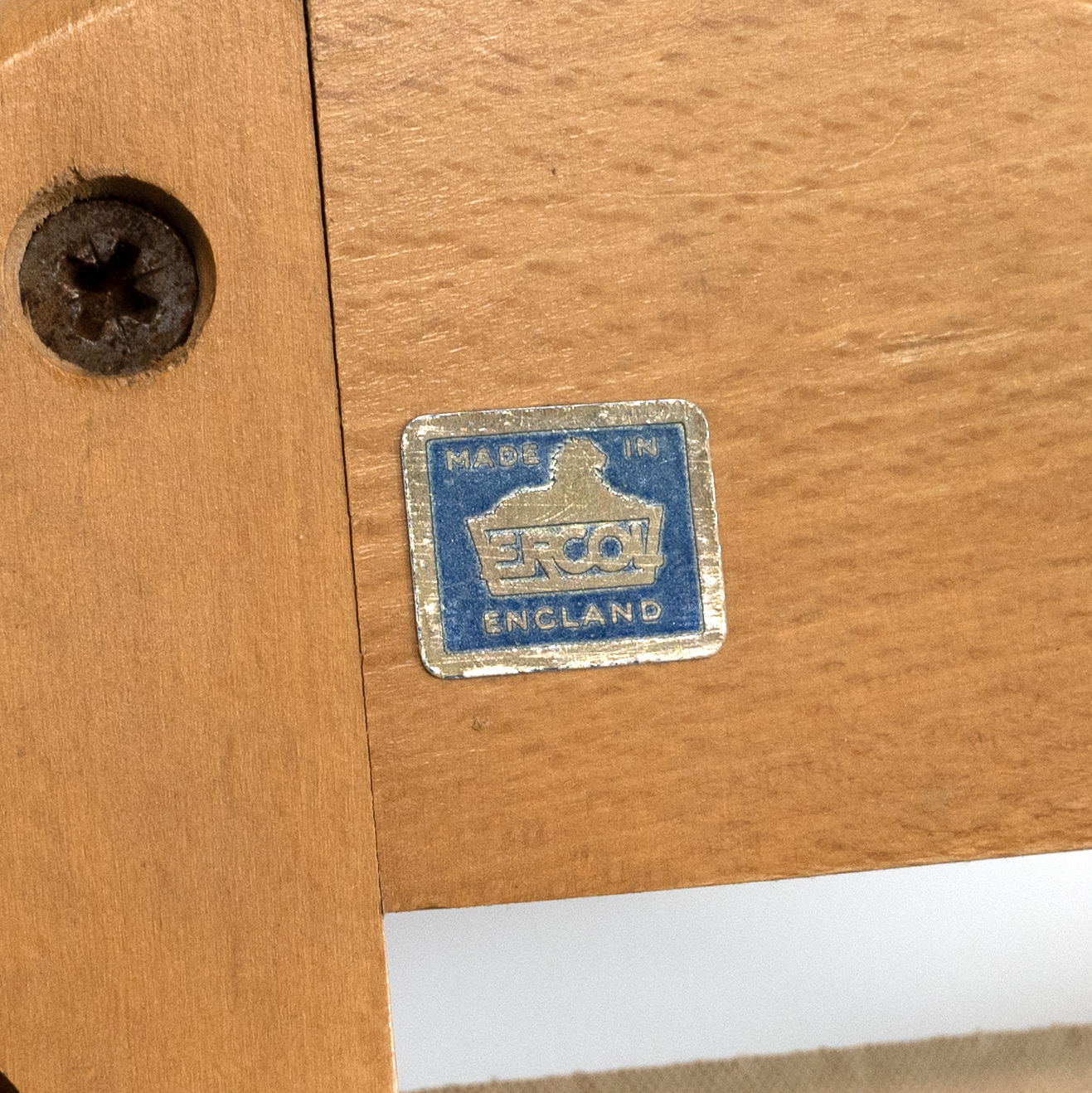 Vintage Ercol light elm suite from Windsor Range with blue Ercol stickers. Comprising a 203 sofa,... - Bild 2 aus 2