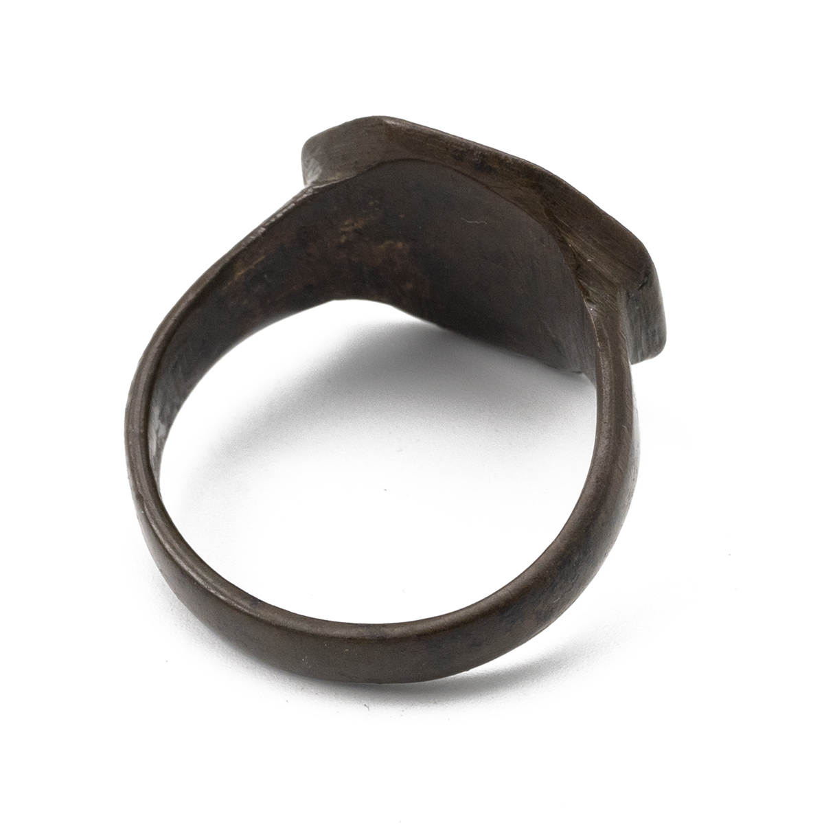 Bronze merchants ring with inscribed cross keys motif and scroll design on a chamfered square pan... - Image 3 of 3