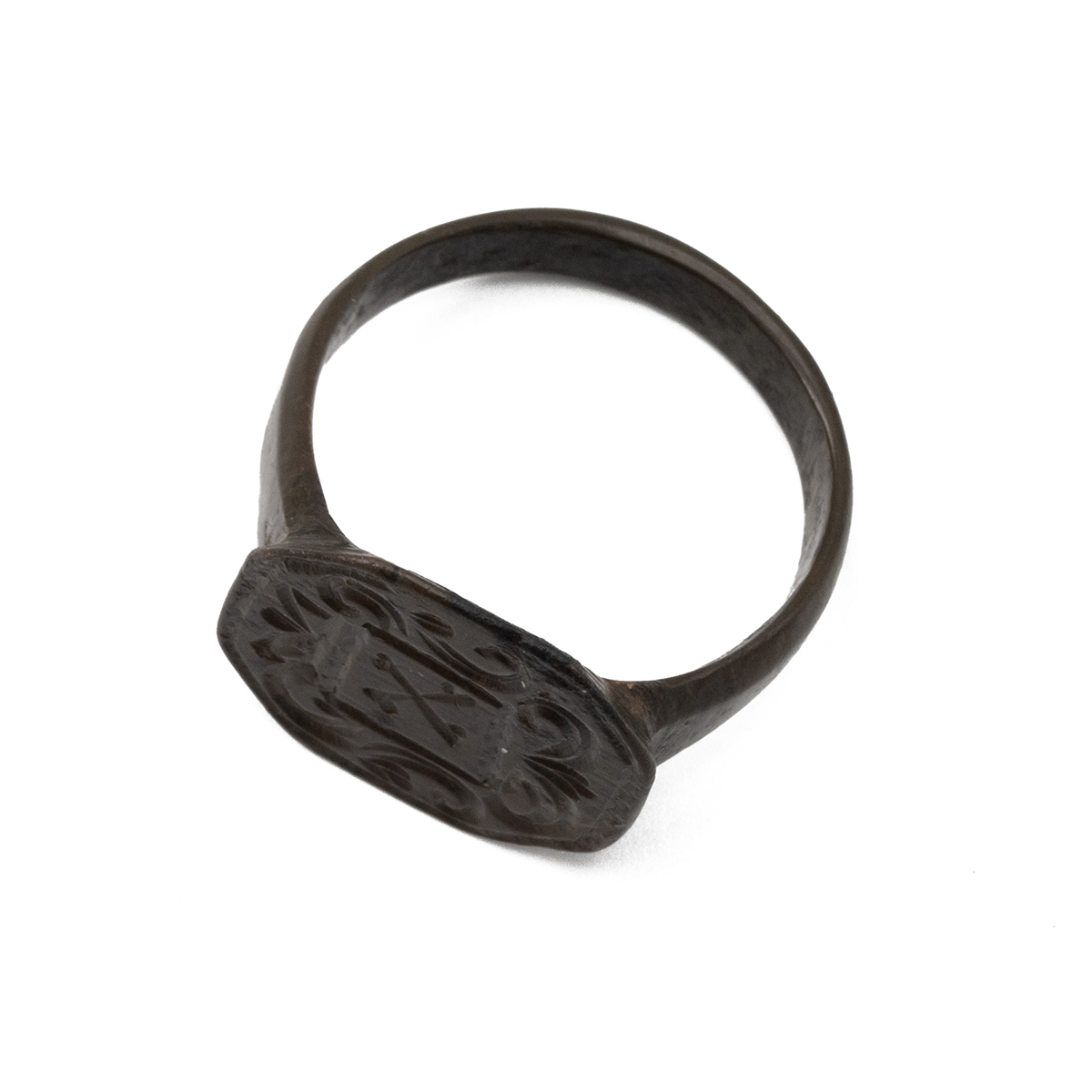 Bronze merchants ring with inscribed cross keys motif and scroll design on a chamfered square pan... - Image 2 of 3