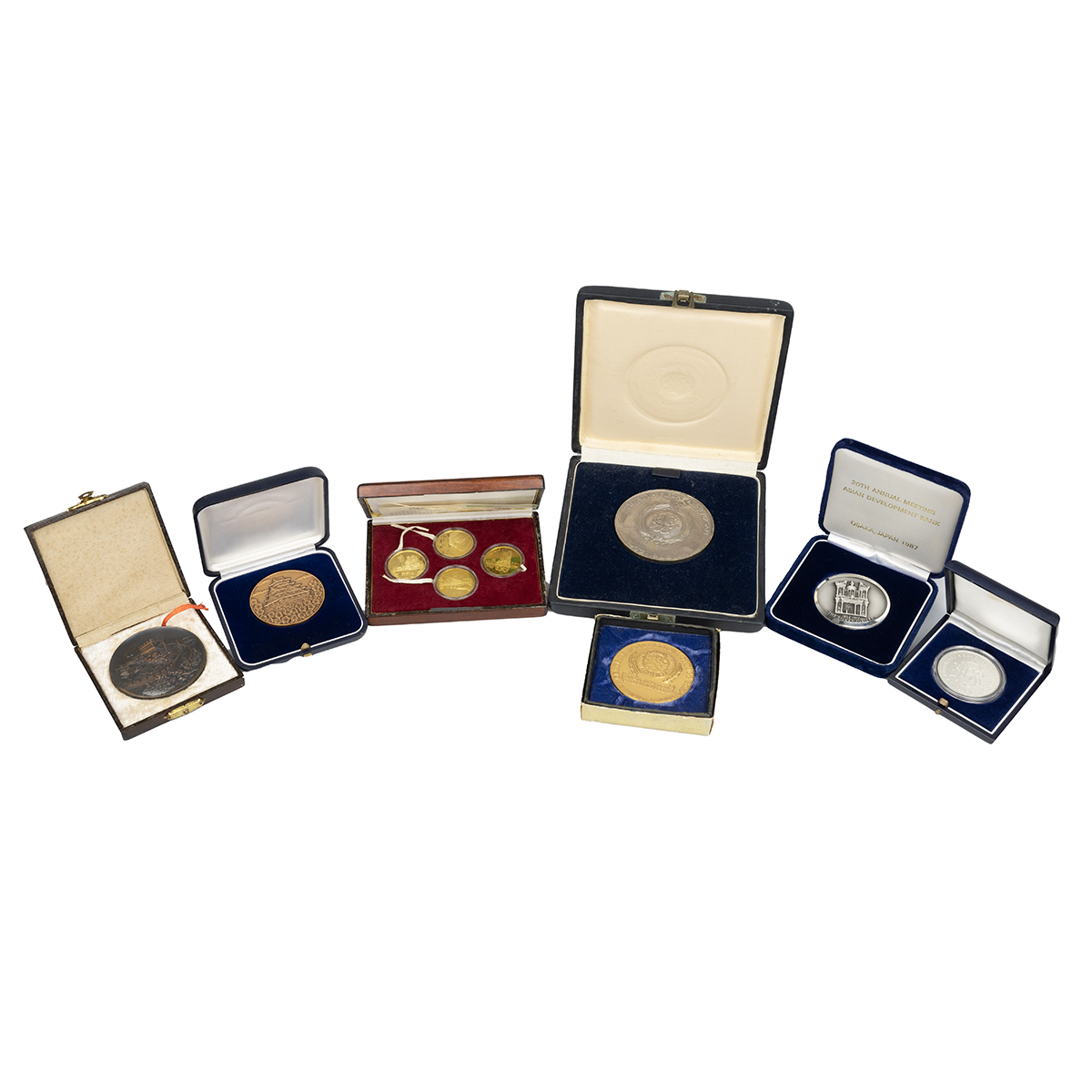 Seven (7) commemorative mint and souvenir medals in copper, bronze and silver, all boxed. Include...