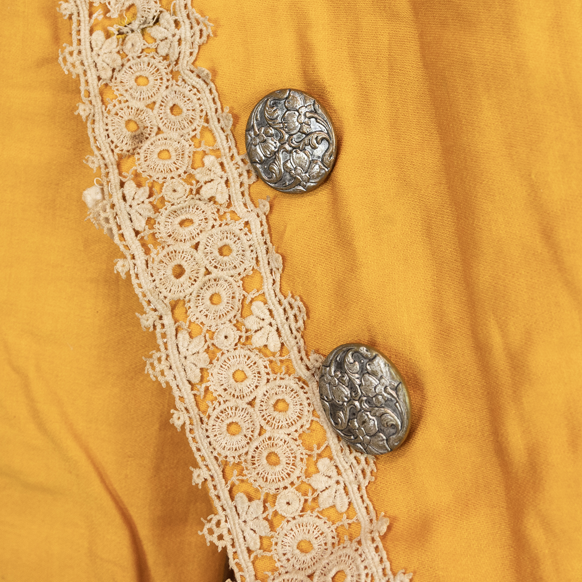 19th century and later Indian and U.K. textiles - to include various children's waistcoats, mourn... - Image 3 of 8