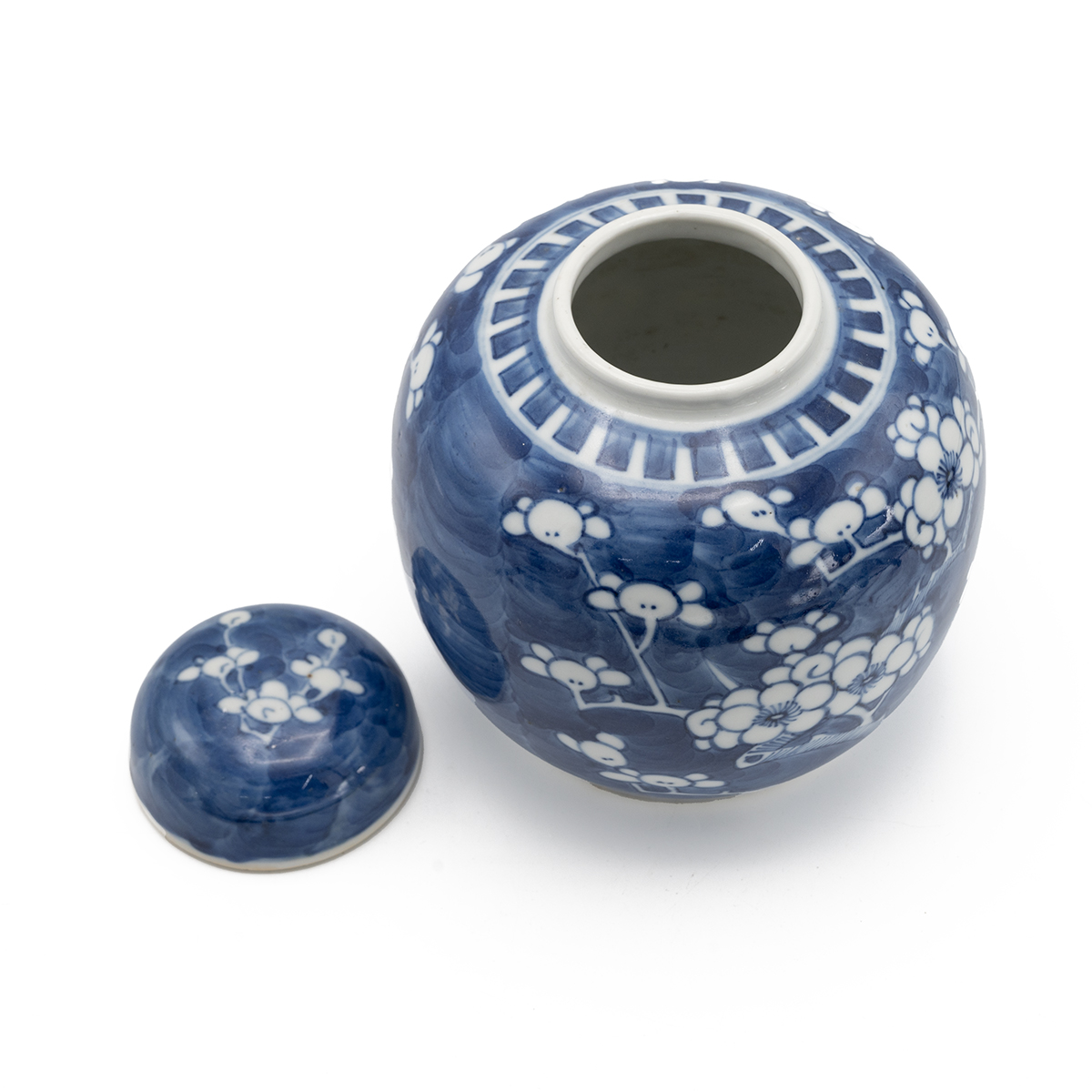 Chinese late Qing Dynasty (1644-1911) blue and white ginger jar with original lid, decorated whit... - Image 2 of 3