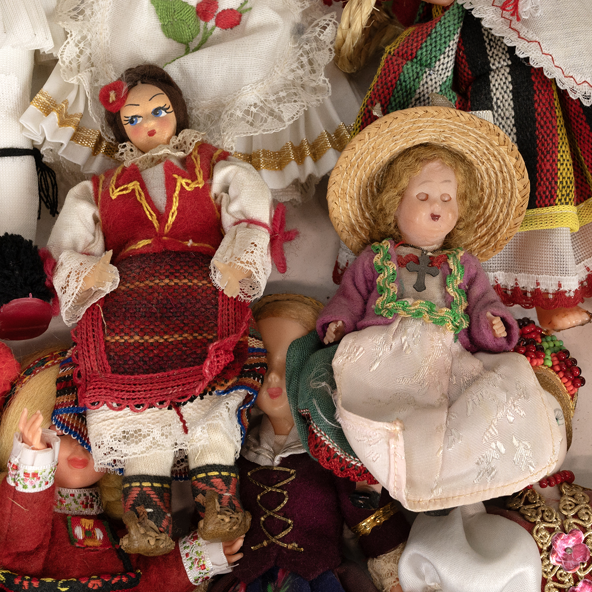 Large quantity of mid century costume dolls, various costumes and sizes. Largest: H 37cm. Togethe... - Image 3 of 4