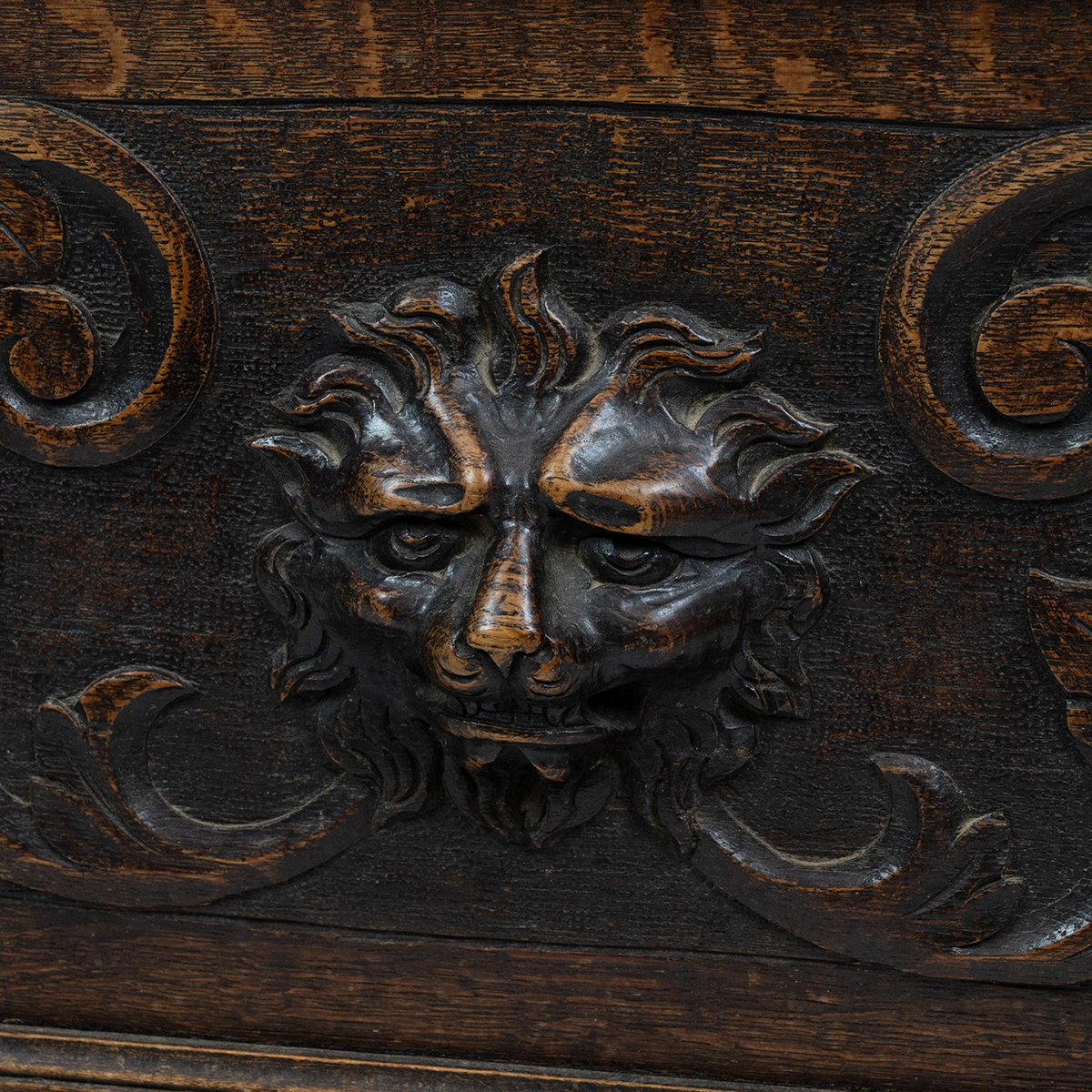 Late 19th Century Flemish oak settle, heavily carved throughout. The back with three inset fielde... - Bild 6 aus 7