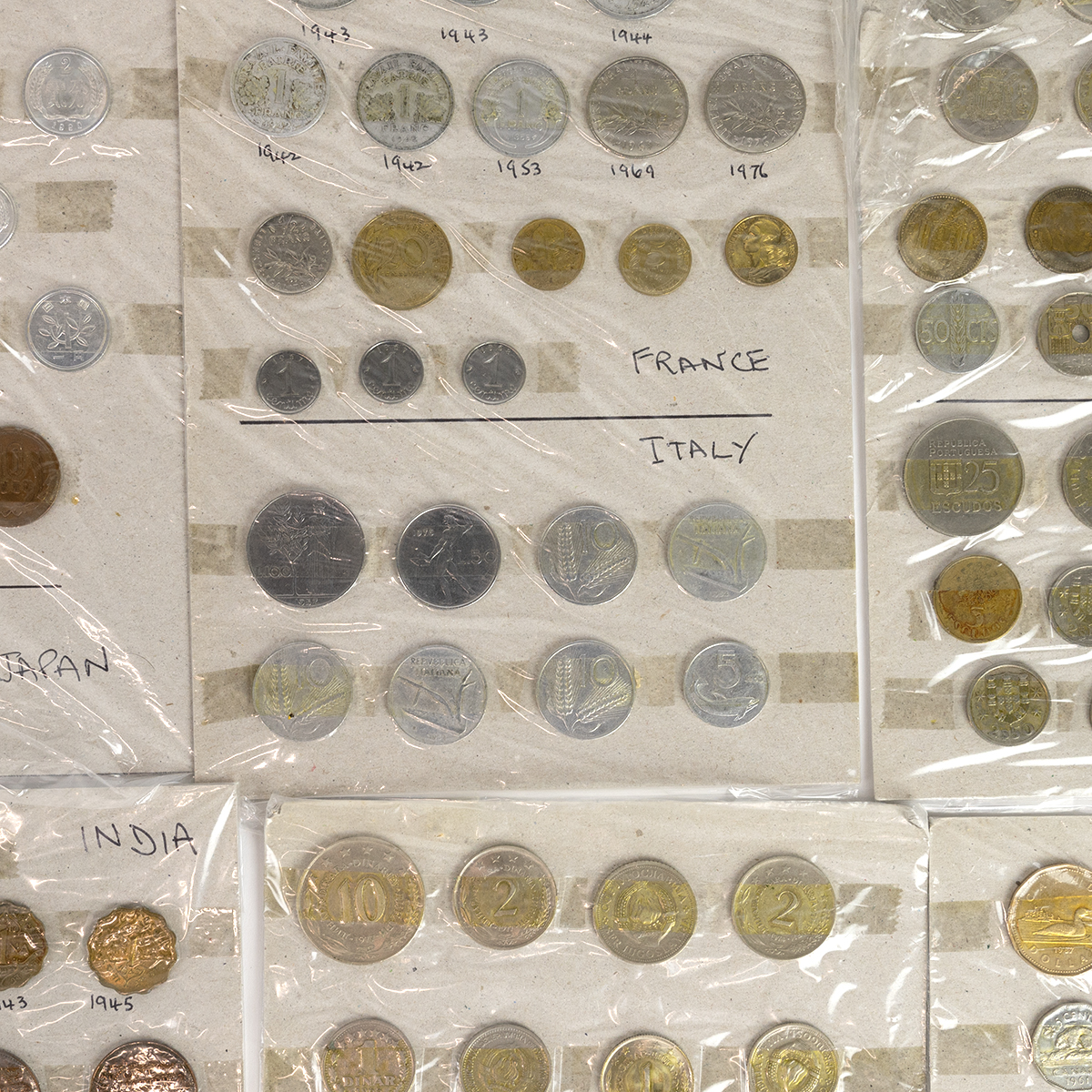 Coin and banknote collection. Folio of South American banknotes including Argentina, Bolivia and ... - Image 2 of 5