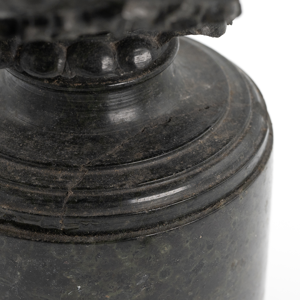 Grand Tour 18th/19th Century Warwick Vase in black marble. Height 24cm, maximum width 25cm. The W... - Image 3 of 4
