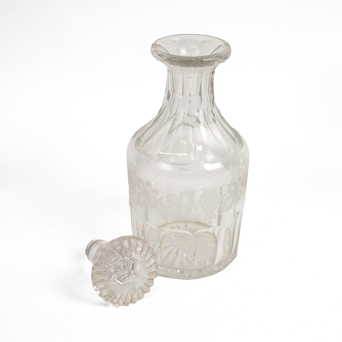 Cut glass decanter, mallet shaped with facetted neck and lower body, etched grape and vine patter... - Image 3 of 4