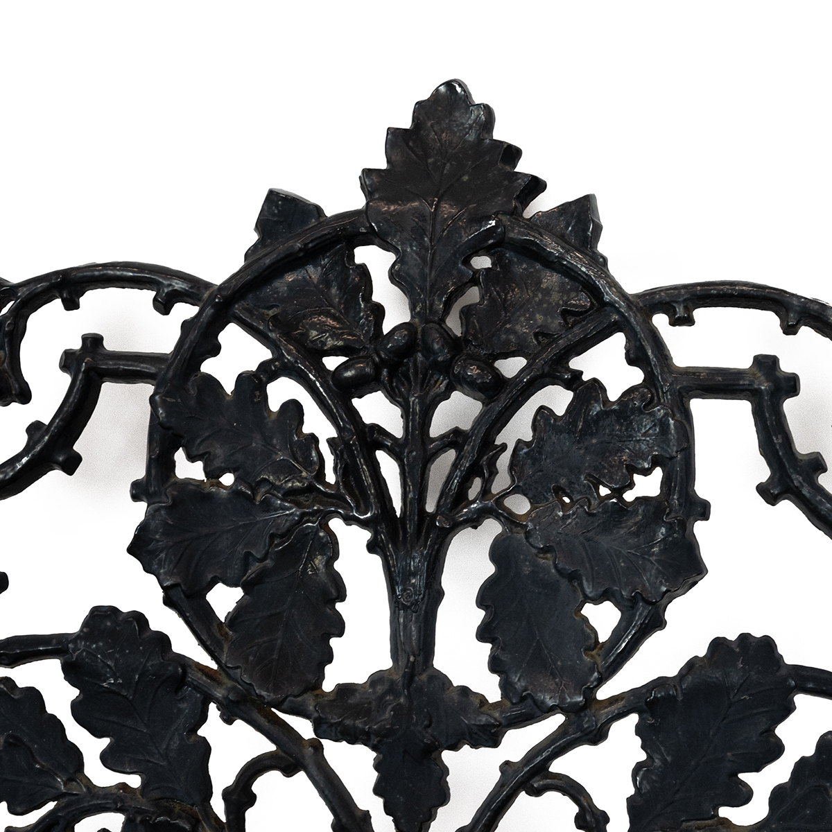 Late 19th Century cast iron Coalbrookdale style 'Oak & Ivy' pattern garden bench. Back support de... - Image 3 of 4