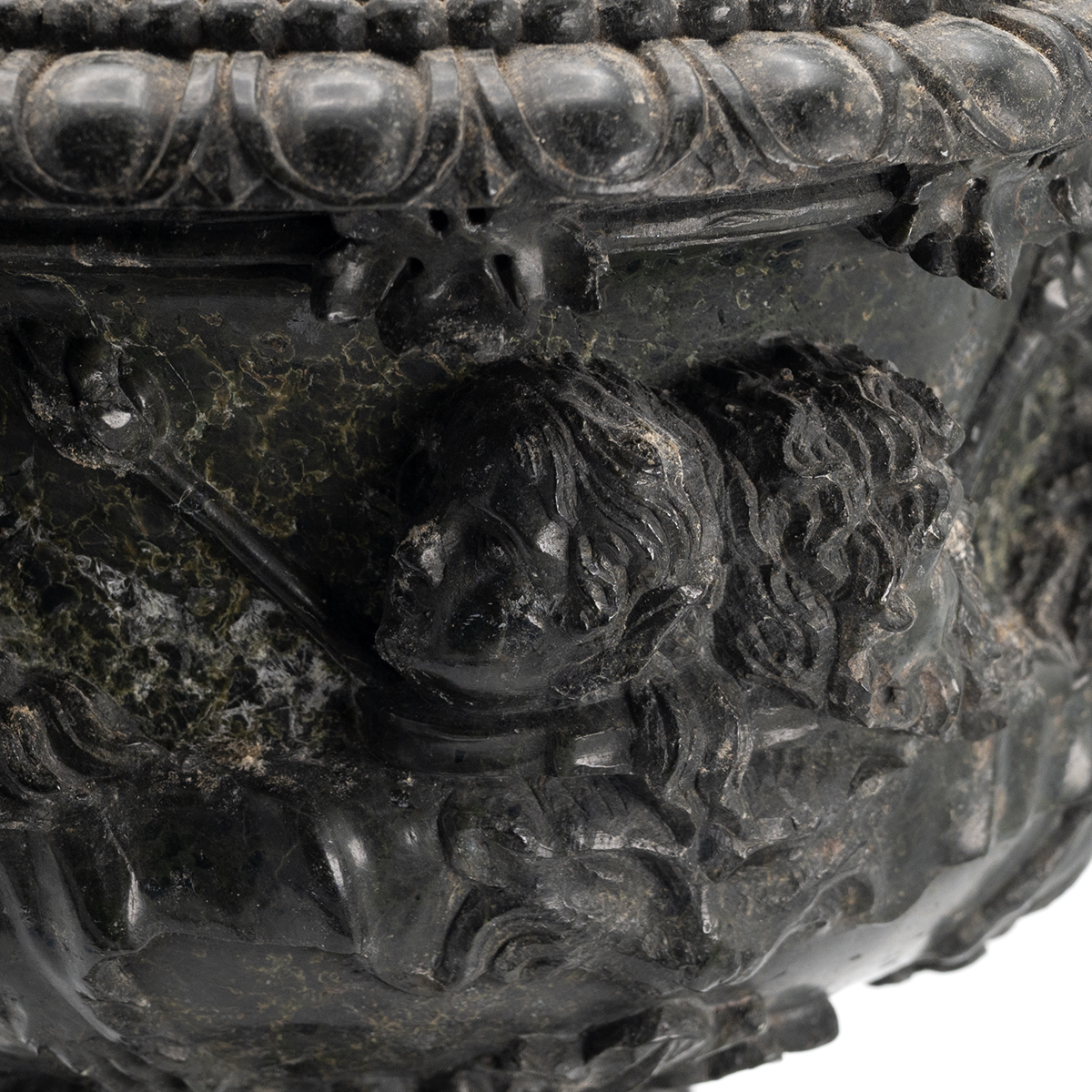 Grand Tour 18th/19th Century Warwick Vase in black marble. Height 24cm, maximum width 25cm. The W... - Image 4 of 4