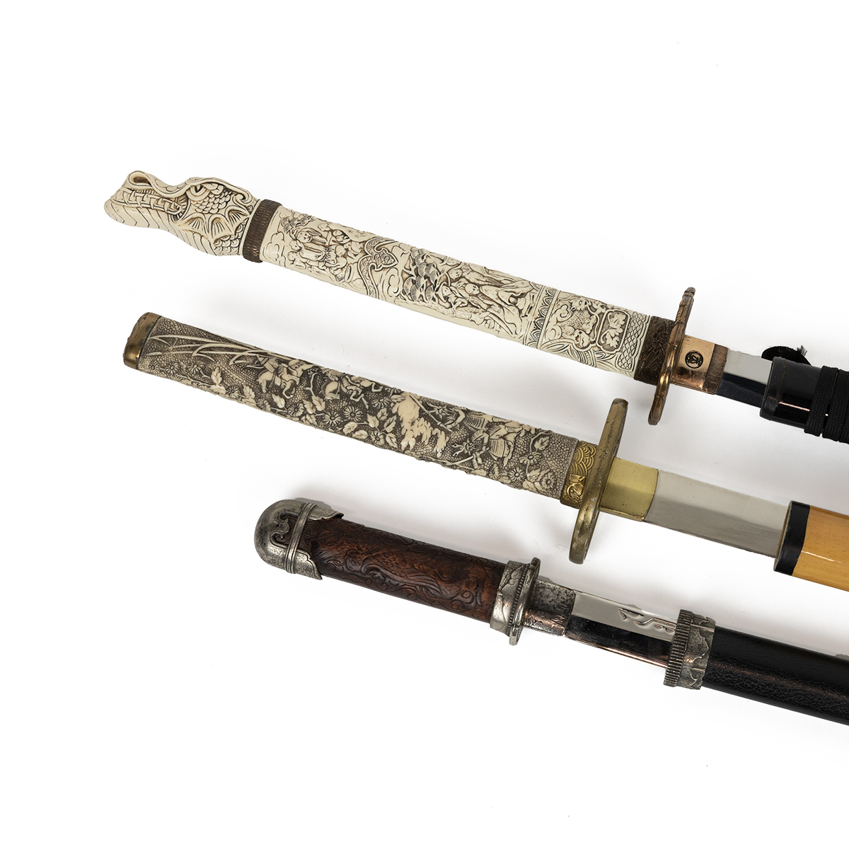 Collection of four reproduction collector samurai swords, the grip decorated with various figures... - Bild 3 aus 4