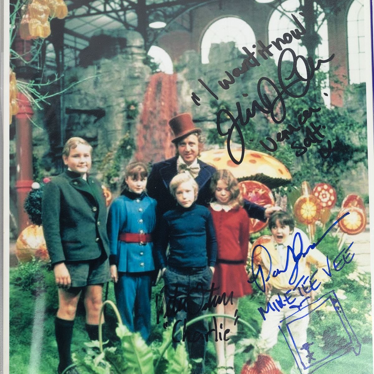 Various entertainment autographs - Including the cast of Willy Wonka And The Charlie Chocolate Fa... - Bild 3 aus 4