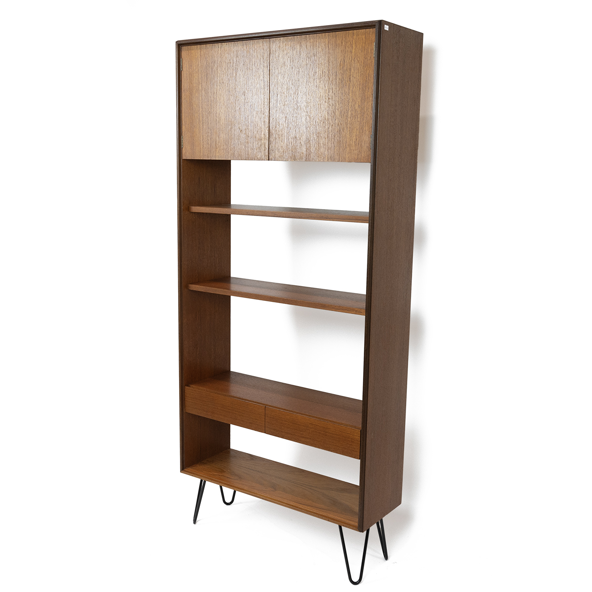 Mid 20th Century G-Plan book case in teak, with three open shelves, cupboard with two doors above... - Image 3 of 4