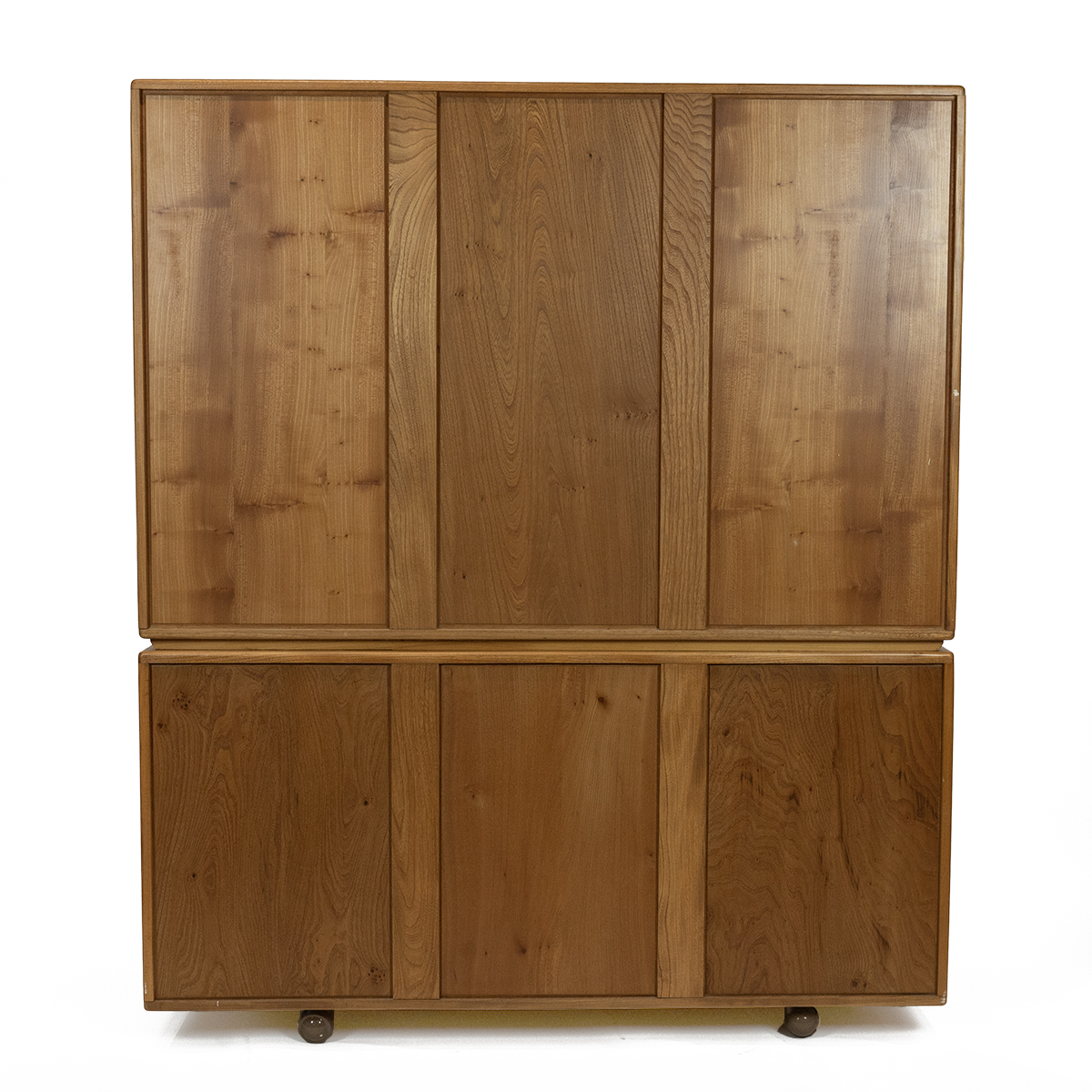 Ercol light elm Windsor design bookcase sideboard. Three glazed doors opening to reveal adjustabl... - Bild 5 aus 5