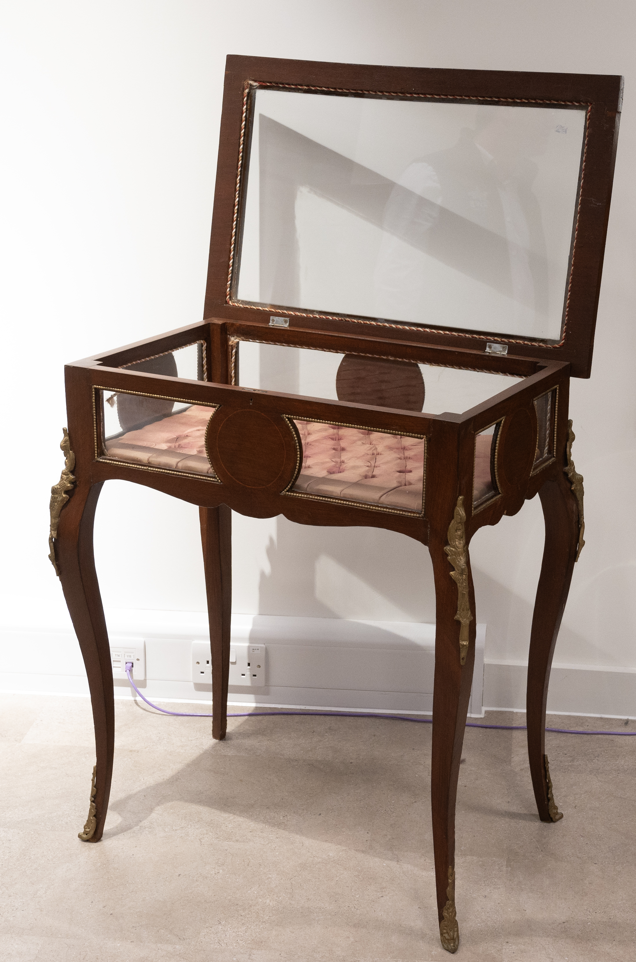 Vitrine or Bijouterie in mahogany frame with cabriole legs with gilt brass ormolu mounts, the hin... - Bild 2 aus 3