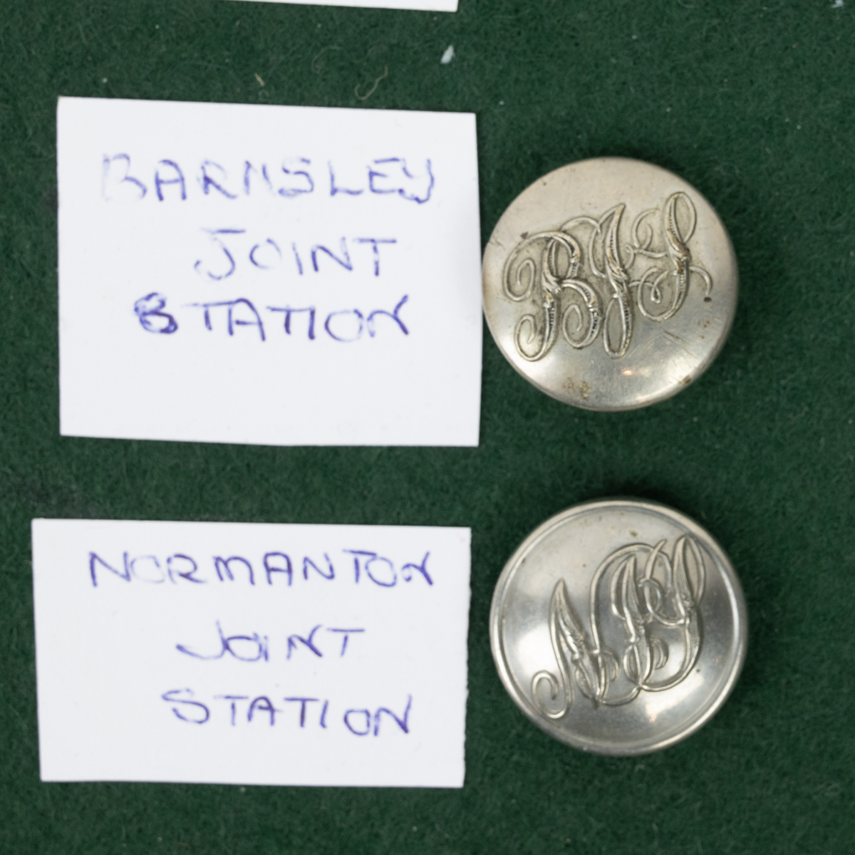Quantity of Joint Railway buttons  including rare nickel 'Barnsley Joint Station' size 23mm (not ... - Bild 4 aus 5