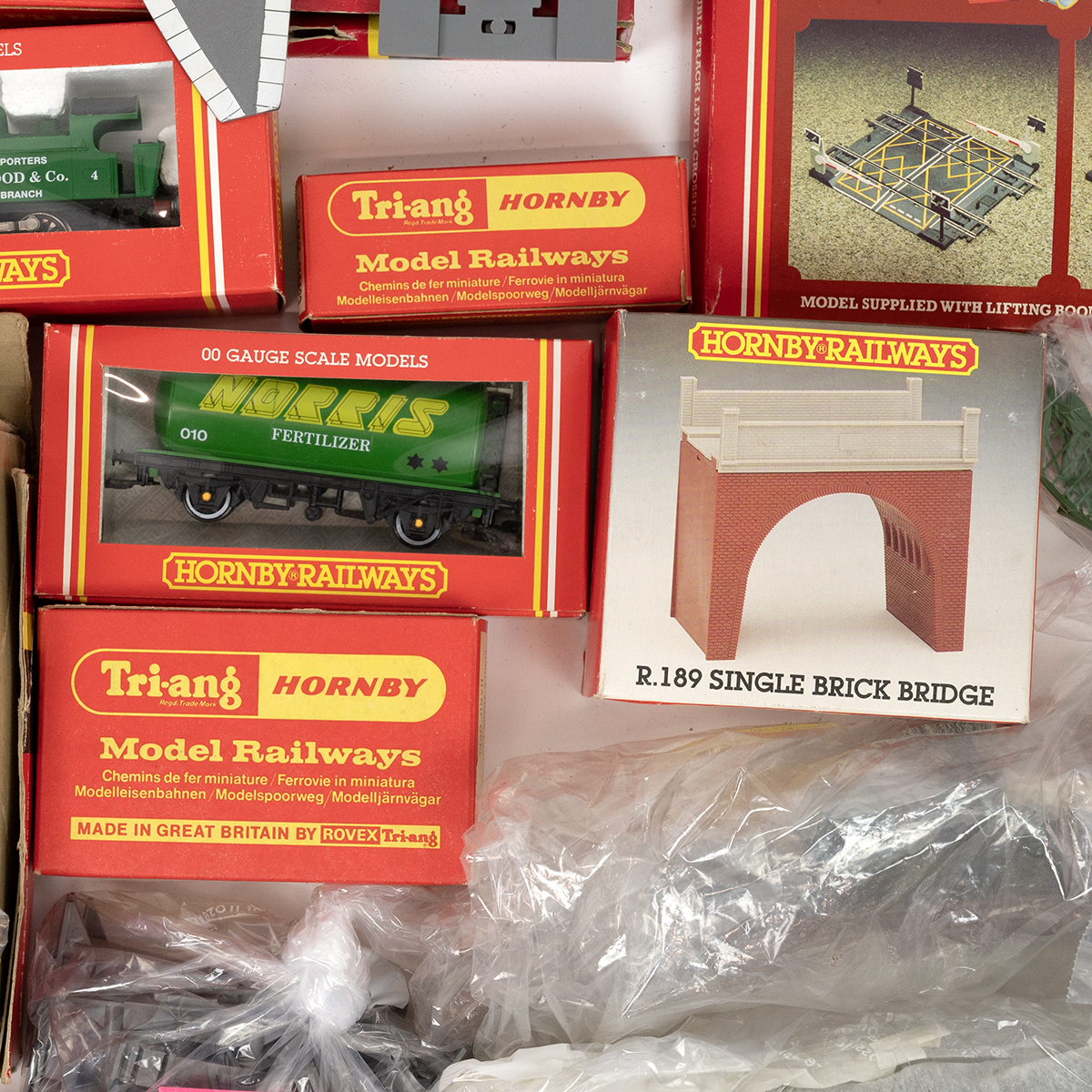 Quantity of mainly boxed Hornby 00 gauge railway trains and stock. To include R.782 Smokey Joe lo... - Image 4 of 4