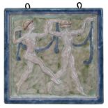 Art-Déco Wandbild aus Keramik mit Darstellung zweier tanzender Frauen der Antike, wohl Karlsruher