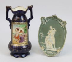 Historismus-Keramikvase und Biskuit-Porzellanbild in der Art von Wedgwood, um 1890: Henkelvase aus