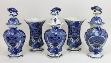 3 Deckelvasen und Vasenpaar ohne Deckel, Holland, wohl Delft 17./18. Jh., jew. Keramik heller