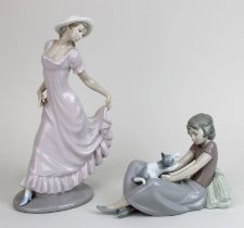 2 Porzellanfiguren junger Damen, Spanien 2. H. 20. Jh., weißer Scherben pastellfarben bemalt, eine