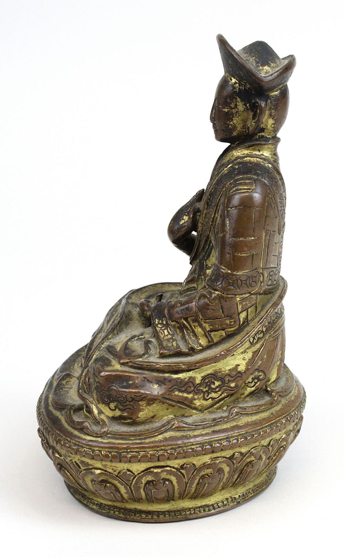 Lama aus Bronze, Himalaya 17 Jh., nach Vorbild eines Heiligen aus dem 11 Jh., Bronze mit Resten - Image 2 of 5