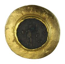Handgearbeiteter Gelbgold-Anhänger mit römischer Bronzemünze, Goldschmiedearbeit, gestempelt 750,