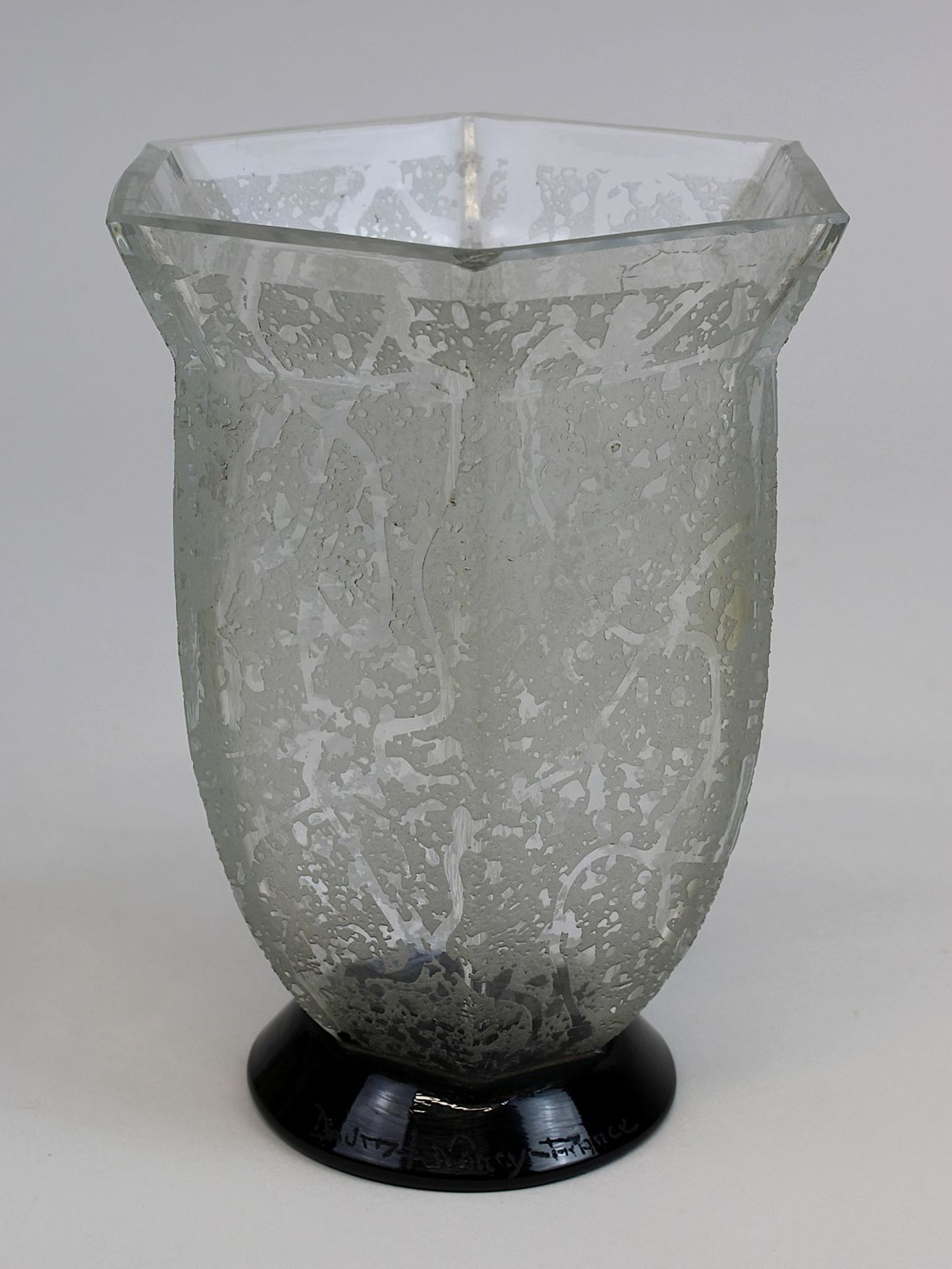 Daum Art-Déco Glasvase, Nancy um 1925, sechseckige Form, Kuppa aus Klarglas mit schaumartigen klaren
