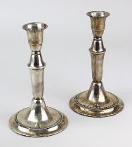 Paar einkerzige Leuchter aus 925er Sterlingsilber, Dänemark 2. H. 20. Jh., profilierter Fuß mit
