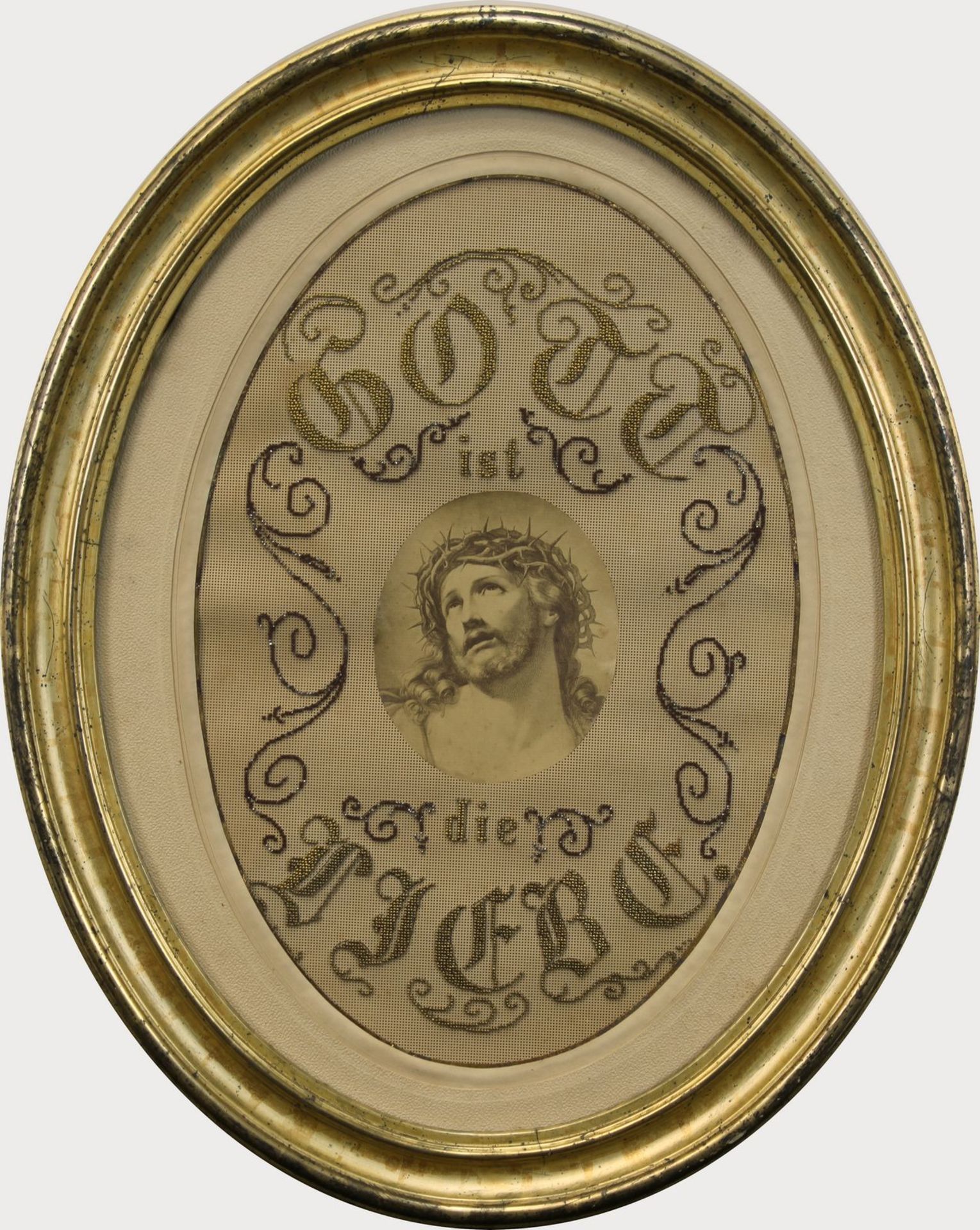 Religiöses Stickbild von 1865, "Gott ist die Liebe", Garn u. Perlen auf Stramin, mittig aufgeklebt