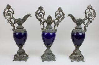 Set von 3 Historismus-Ziergefäßen, Frankreich um 1880, jew. eiförmiger Keramik-Korpus kobaltblau