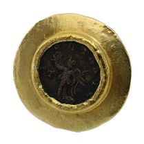 Handarbeitsring mit römischer Bronzemünze, Goldschmiedearbeit, silberne Ringschiene mit aufgelöteter