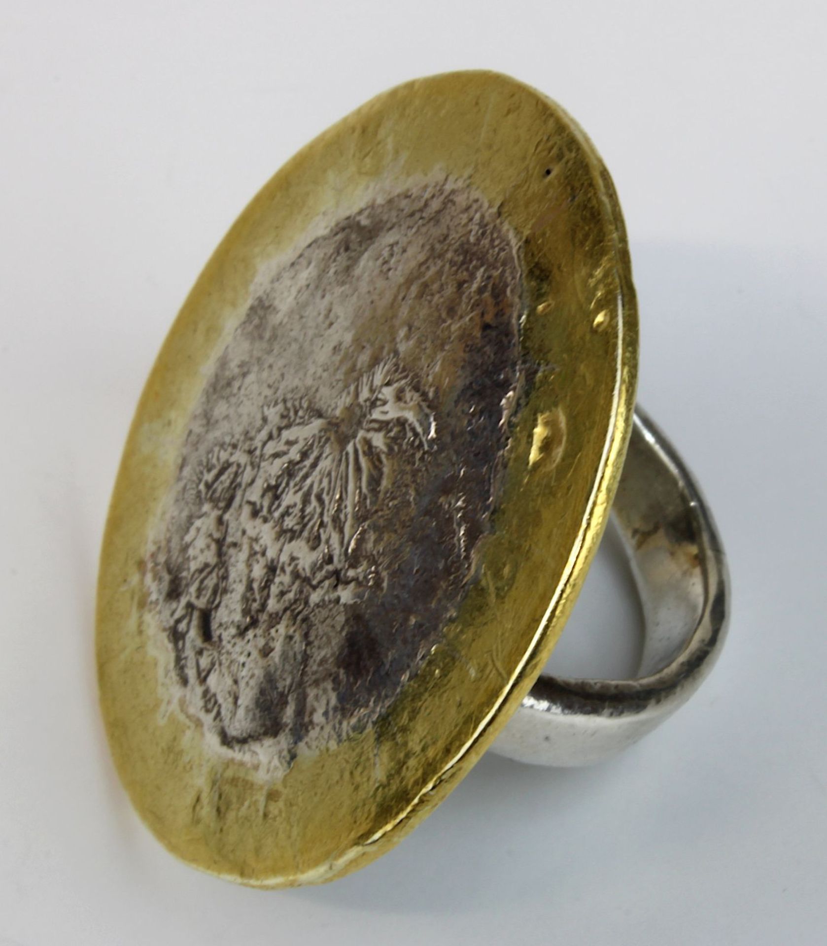 Handarbeitsring aus Gold und Silber, Goldschmiedearbeit, tellerförmiger Ringkopf aus Silber, - Bild 2 aus 2