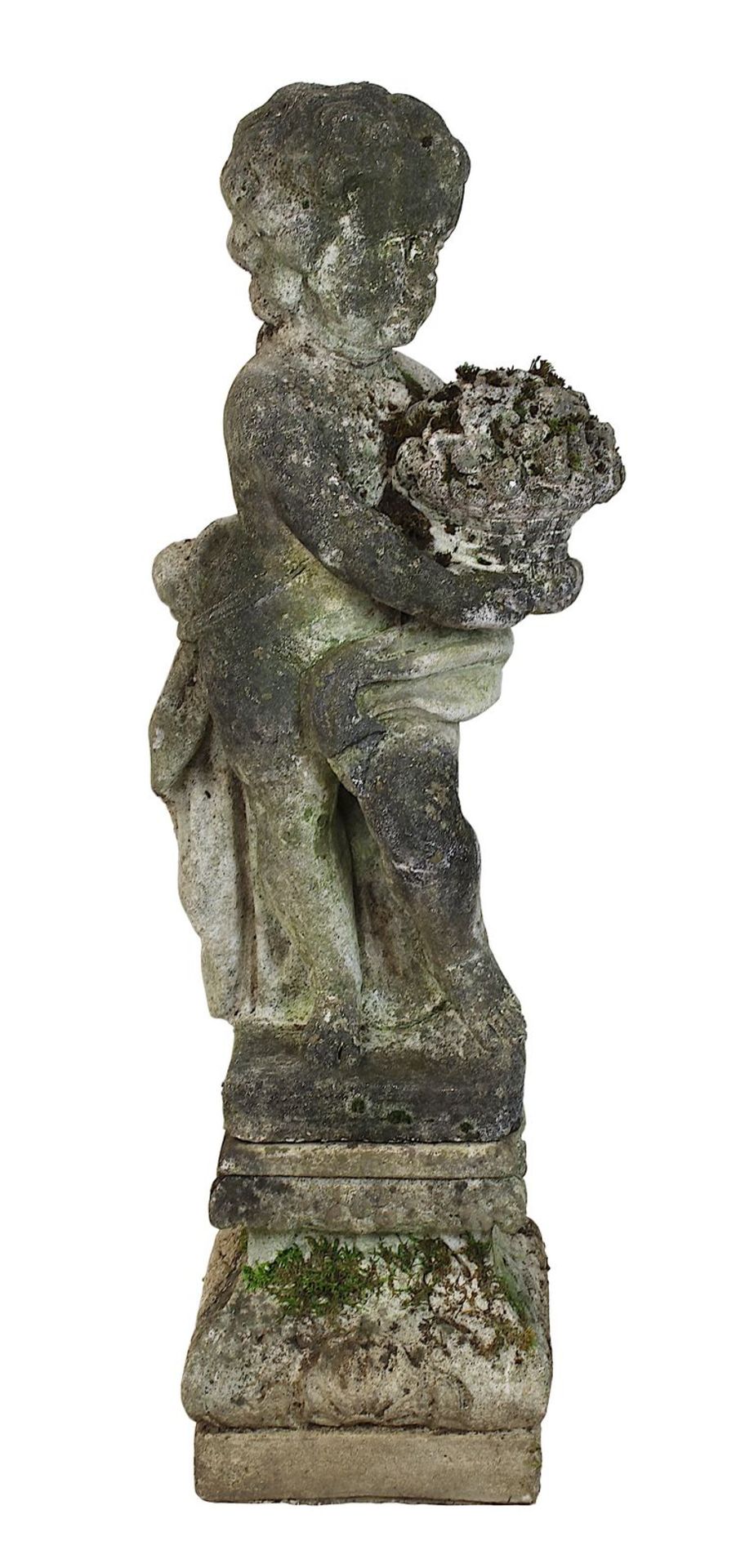 Putto mit Früchtekorb, Steinguss, 2. H. 20. Jh., Gartenfigur im Barockstil, auf Sockel mit Muschel-,