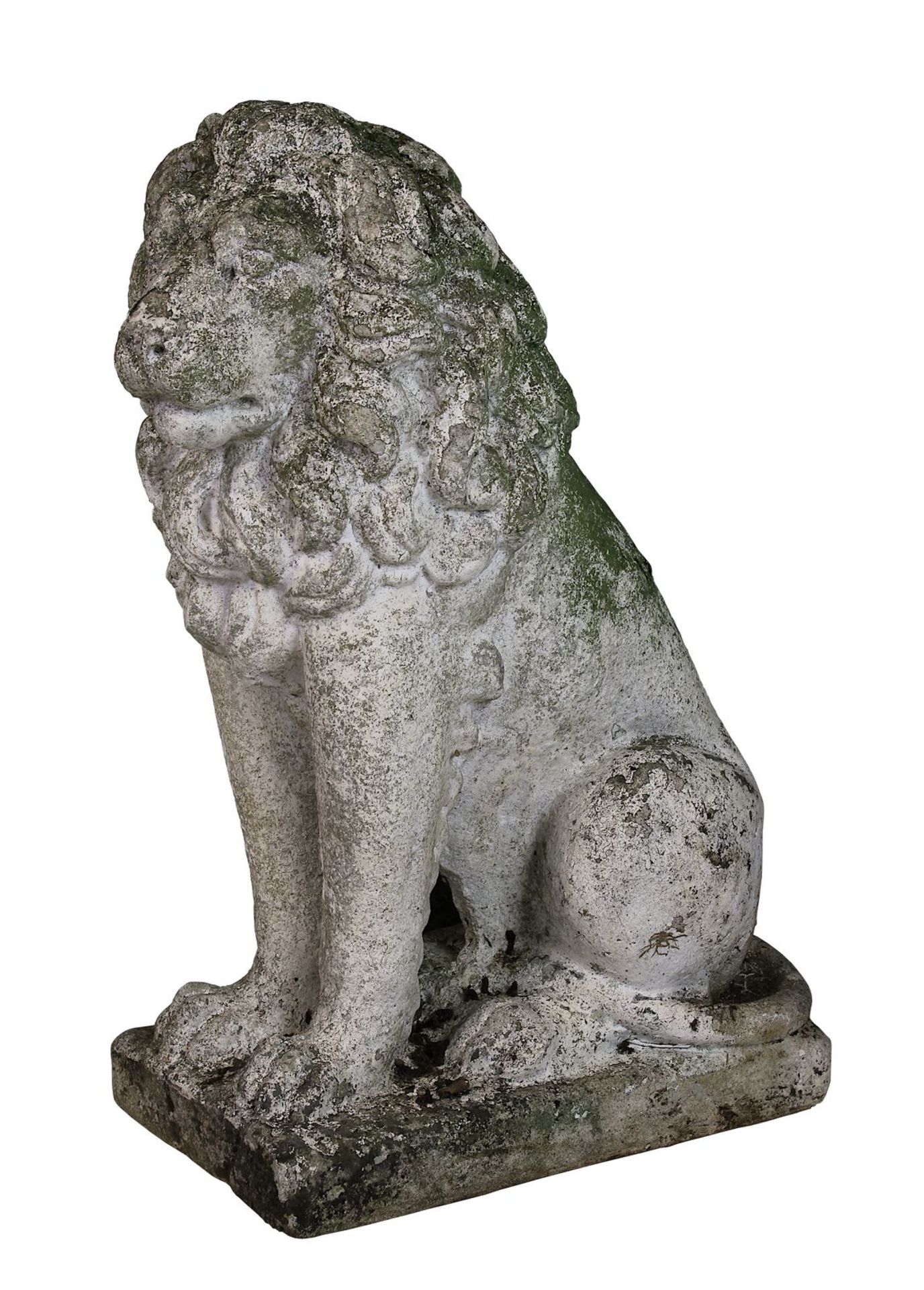 Sitzender Löwe, Gartenfigur 2. H. 20. Jh., Steinguss, auf viereckiger Plinthe, mit Witterungsspuren,