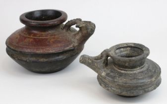 2 antike Kannen, wohl Indien, jew. Keramik grauer Scherben, die größere schwarz und rot glasiert und