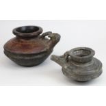 2 antike Kannen, wohl Indien, jew. Keramik grauer Scherben, die größere schwarz und rot glasiert und