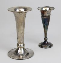 Zwei kleine Silbervasen, 1. H. 20. Jh., beide in Trompetenform: eine Handarbeit, martelliert,