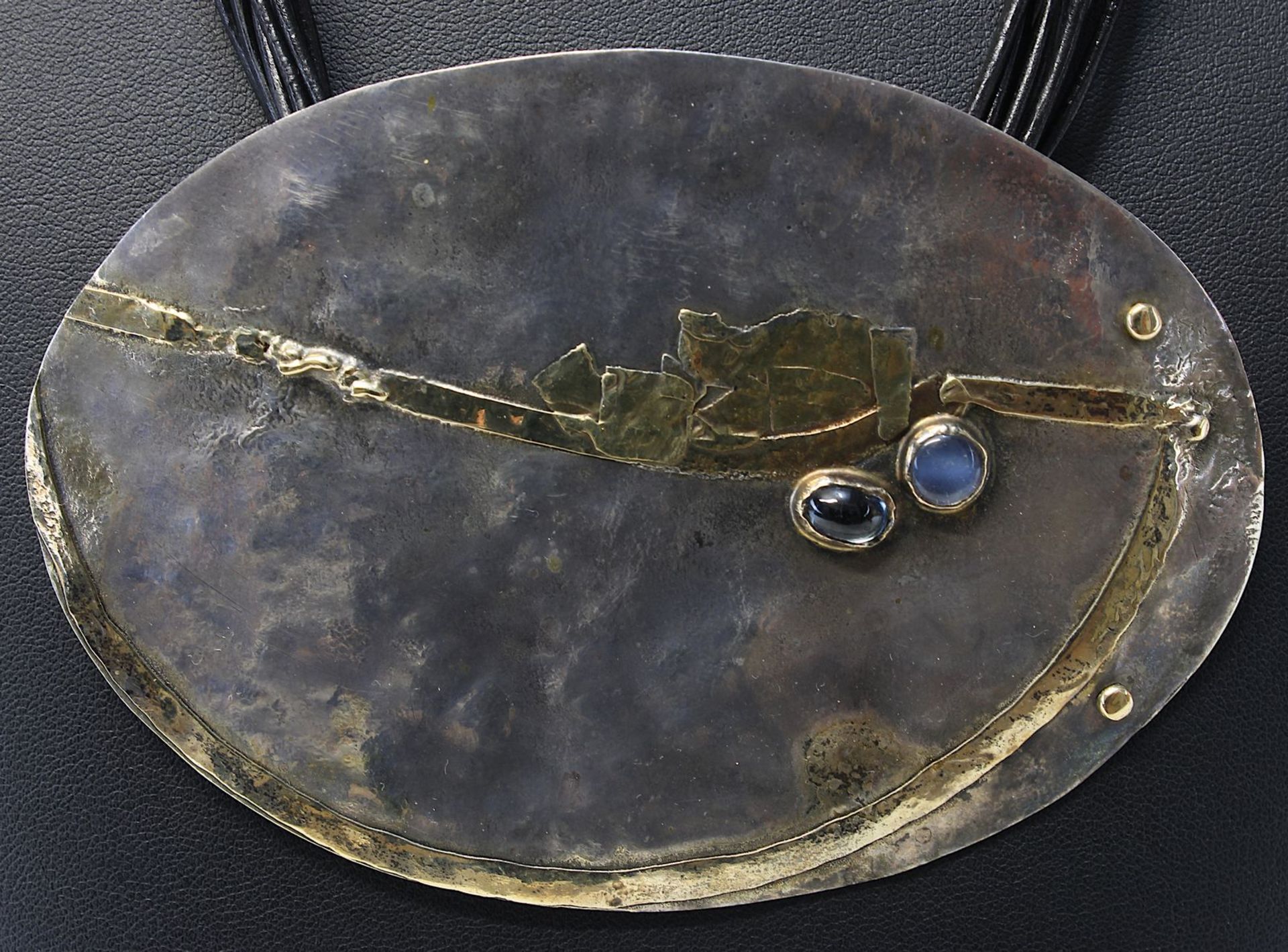 Handgearbeiteter Schildanhänger aus Silber und Gold mit 2 Mondstein-Cabochons, Goldschmiedearbeit, - Bild 2 aus 2
