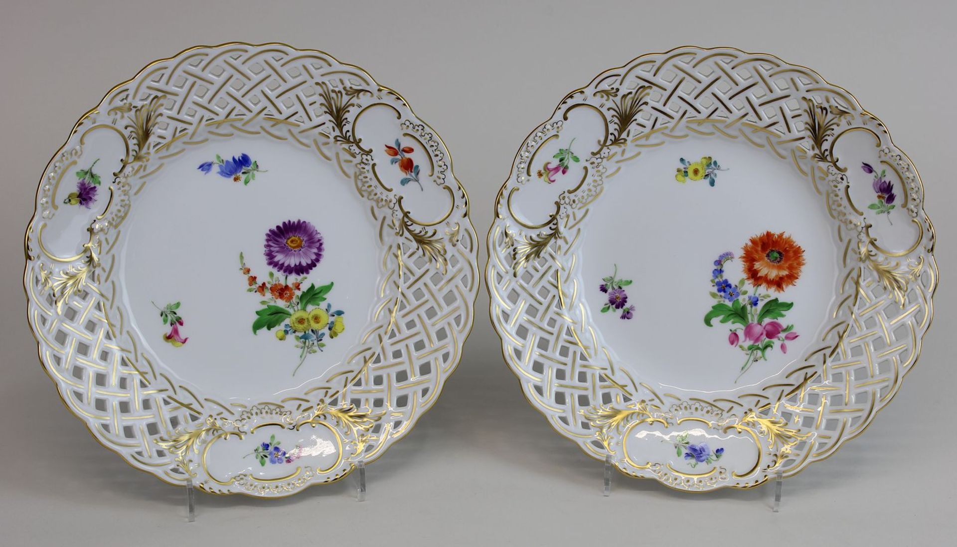 Paar Porzellanteller Meissen, 2. H. 20. Jh., Teller mit Korbflechtrand, Dekor "Deutsche Blume",