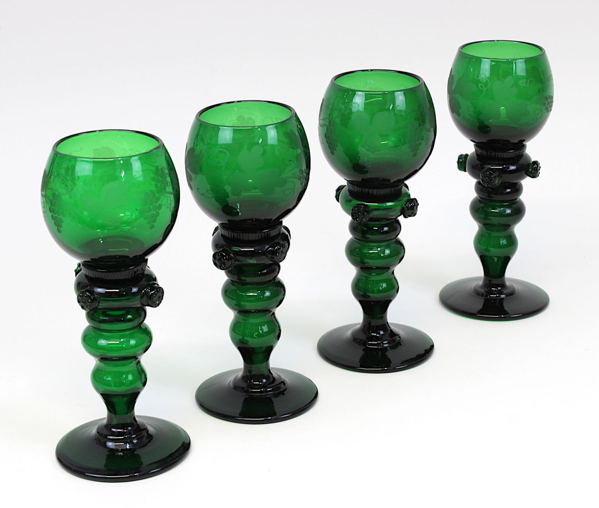 4 Historismus Weinrömer, wohl Fritz Heckert, Petersdorf um 1880, grün durchgefärbtes Glas,