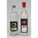 2 Flaschen Spiritousen, 2. H. 20. Jh.: eine Flasche Schwarzwälder Kirschwasser, 1 L., O. Lindemann
