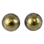Paar Ohrstecker aus Silber und Gold mit Clip-Verschluss, Goldschmiedearbeit, runde Ohrstecker aus