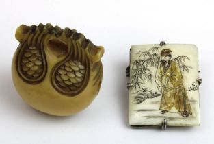 Netsuke in Glockenform sowie kleine Brosche: japanische Netsuke aus Taguanuss in Form einer