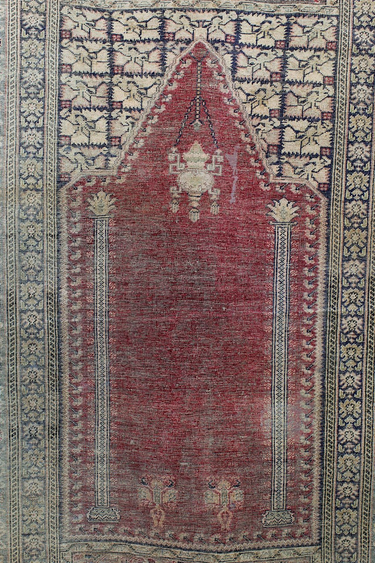 Gebetsbrücke, Türkei um 1900, Wolle auf Baumwolle, zentral rotgrundige Mihrab-Gebetsnische mit - Image 2 of 9