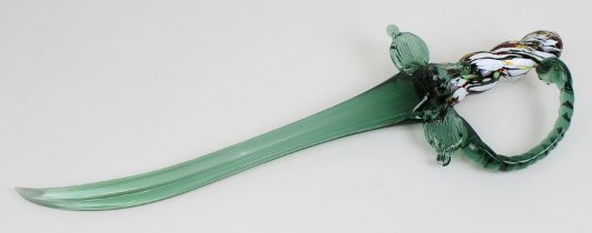 Säbel, wohl Murano 2. H. 20. Jh., aus grünem Glas, Griff mit vielfarbigen Einschmelzungen, Kappe aus
