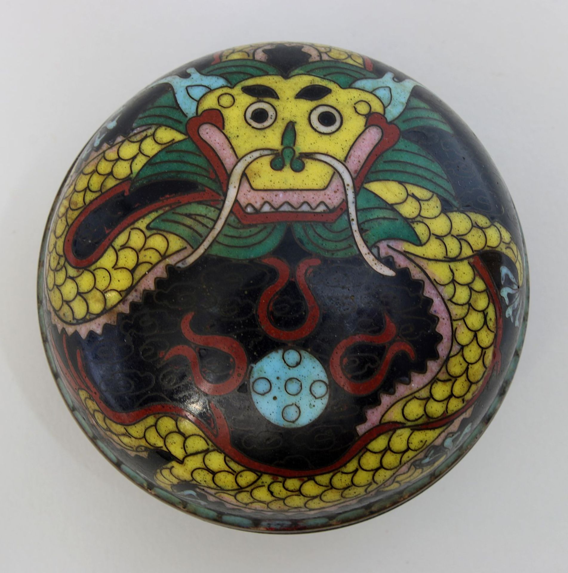 Cloisonnédose, wohl China Anfang 20. Jh., runde bauchige Form auf rundem Messingfuß, in farbigem
