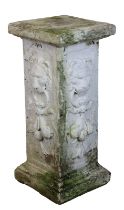 Viereckiges hohes Postament, Steinguss, 2. H. 20. Jh., Schaft allseitig mit reliefierten