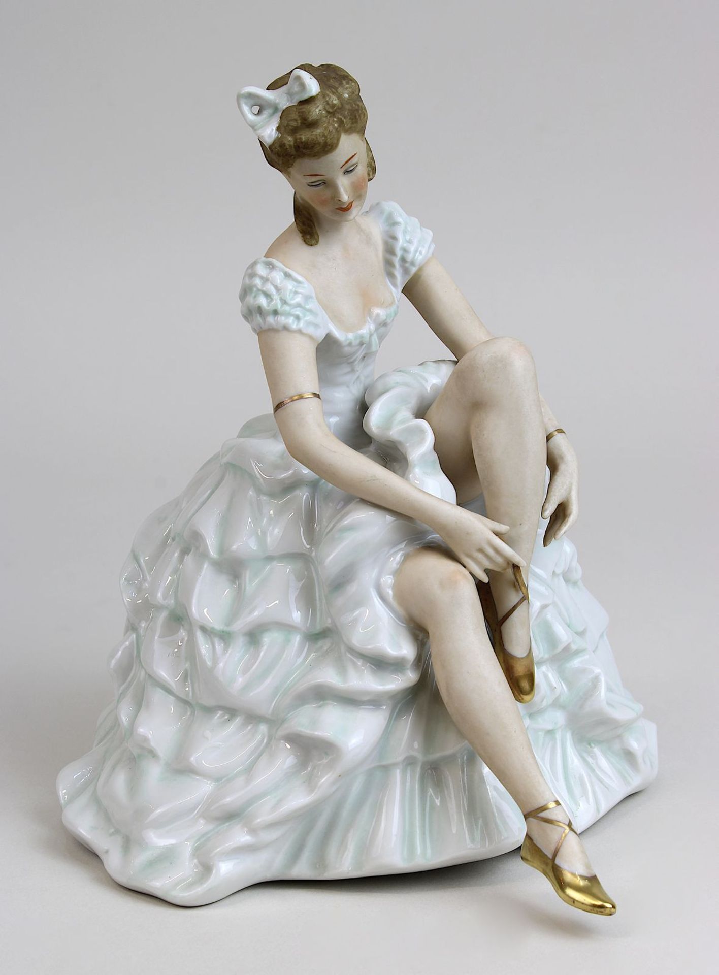 Porzellanfigur Ballerina, Schaubach Kunst, Wallendorf um 1950, Mod.-Nr. 1318, sitzende Ballerina