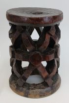Hocker mit Spinnenmotiv, Bamun, Grasland Kamerun, helles Holz dunkel-rötlich lasiert, aus einem